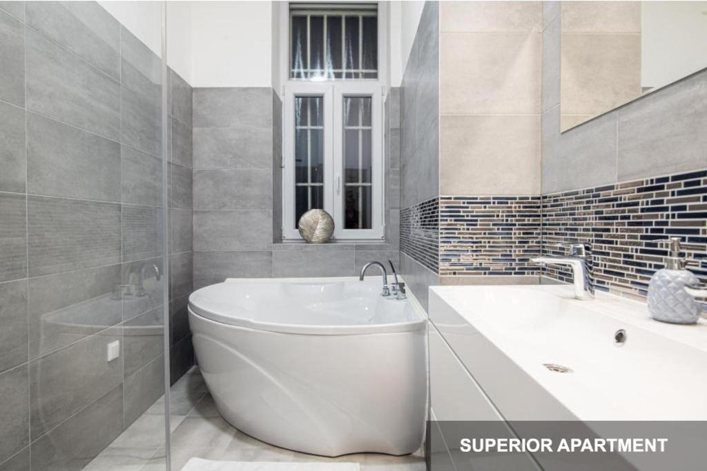 Bpr Agathe Elegant Suite With Parliament View Boedapest Buitenkant foto